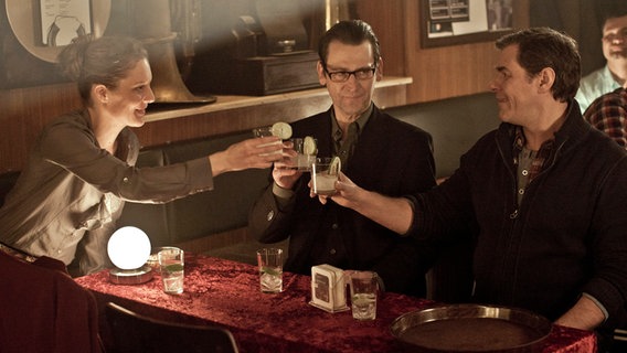 Elke Rasmussen (Tessa Mittelstaedt), Lars Englen (Ingo Naujoks) und Finn Kiesewetter (Sven Martinek) sitzen in einer Bar. © ARD/Georges Pauly 