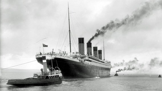 Die Titanic läuft mit Schlepperhilfe aus dem Werfthafen. © NDR/UlsterFolk&Transport Museum 