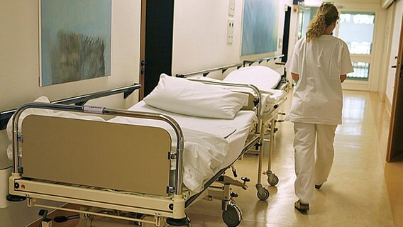 Bett auf einem Krankenhausflur © dpa / Picture Alliance 