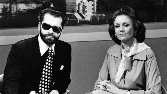 Marie Louise Steinbauer und Karl Lagerfeld am 07.06.1975 in der Aktuellen Schaubude. © NDR 
