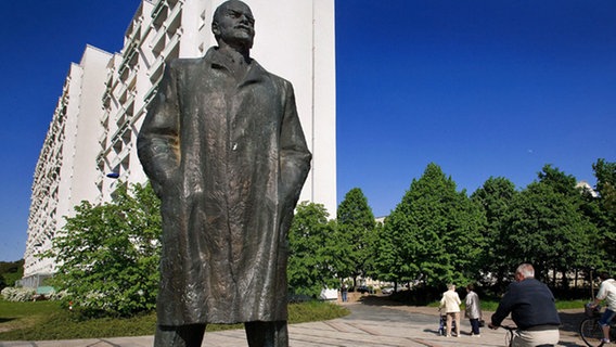 Lenin-Denkmal im Plattenbauviertel Großer Dreesch in Schwerin © dpa Foto: Jens Büttner