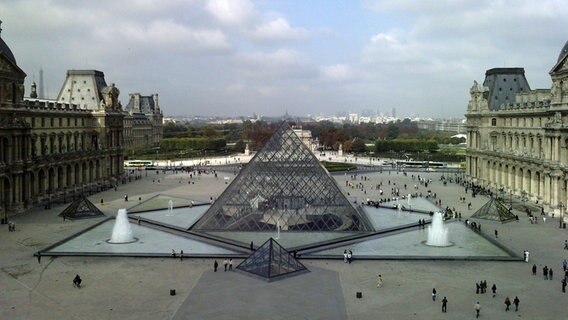 Der Louvre in Paris mit der von dem Architekten I.M.Pei konzipierten Glaspyramide © picture-alliance/ dpa Foto: Maxppp Dider Saulnier