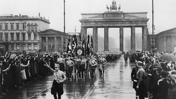 Parade der SA am 30. Januar 1934 vor dem Brandenburger Tor. © picture-alliance / akg-images 