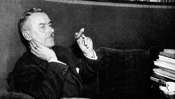 Thomas Mann rauchend auf einem Sofa © dpa Bilderdienste Foto: Bifab