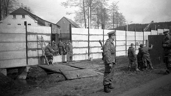 Das Bild aus dem Jahre 1965 zeigt den Mauerbau an dem ehemaligen deutsch-deutschen Grenzübergang Mödlereuth im Landkreis Hof. © picture alliance / dpa Foto: Museum Mödlareuth