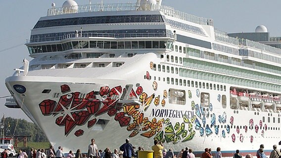 Ausdockung der Norwegian Gem © dpa-Bildfunk 