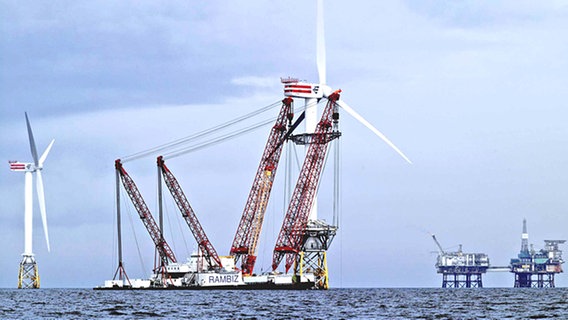 Eine Offshore-Windenergieanlage wird installiert © Repower Systems 