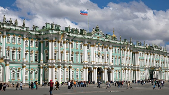 Winterpalast mit Schlossplatz in St. Petersburg. Winterpalast mit Schlossplatz in St. Petersburg. © picture alliance / Christian Charisius/dpa Foto: Christian Charisius