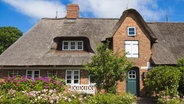 Ein Haus mit Reetdach. Ein Haus mit Reetdach. © NDR Foto: imago images / imagebroker