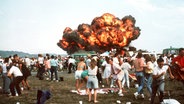 Bei der Flugschau in Ramstein am 28.8.1988 explodiert ein abgestürztes Flugzeug in der Menge der entsetzten Zuschauer. © picture-alliance/dpa - Fotoreport Foto: Kling