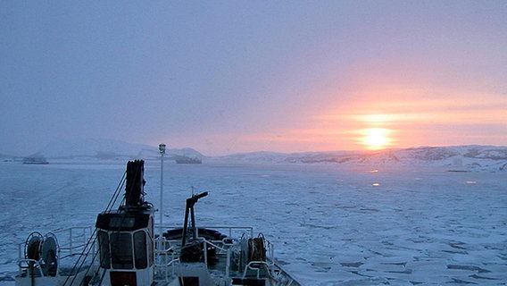 Ein altes Hurtigroutenschiff fährt durchs Eismeer dem Sonnenaufgang entgegen. © NDR/Marco Hoffmann Foto: Marco Hoffmann