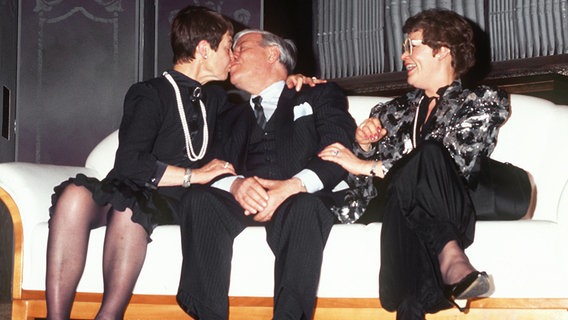 Loki Schmidt küsst ihren Mann bei der Feier zu dessen 70. Geburtstag. © dpa-Bildarchiv Foto: Werner Baum