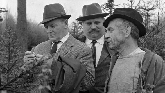 Szene aus der Stahlnetz-Folge "Spur 211" (1962), von links nach rechts: Oberkommissar Semmler (Heinz Engelmann), Hauptmeister Rathje (Rudolf Rhomberg) und der Landstreicher (Bruno Vahl-Berg) © NDR/Holtz/Aldag 