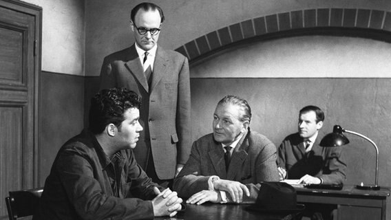 Szene aus der Stahlnetz-Folge "Spur 211" (1962), mit Jan Hendricks (links), Heinz Engelmann (im Vordergrund rechts) und Dieter Schaad (stehend) © NDR/Holtz/Aldag 
