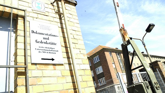 Eingang zur Gedenkstätte Stasi Untersuchungsgefängnis, Rostock © NDR Foto: Nils Zurawski