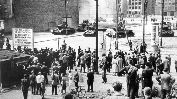 17. Juni 1953: Auf der Ost-Berliner Seite sind sowjetische Panzer aufgefahren. West-Berliner verfolgen die Vorgänge im Ostteil der Stadt. © picture-alliance / akg-images Foto: Gert Schuetz