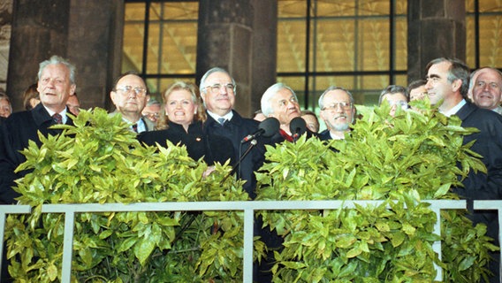 Deutsche Wiedervereinigung 1990, Freitreppe des Reichstages, u.a. mit Willy Brandt, Hans-Dietrich Genscher, Helmut Kohl, Richard von Weizsäcker und Lothar de Maizere. Deutsche Wiedervereinigung 1990, Freitreppe des Reichstages, u.a. mit Willy Brandt, Hans-Dietrich Genscher, Helmut Kohl, Richard von Weizsäcker und Lothar de Maizere. © picture-alliance/ dpa Foto: Wolfgang Kumm