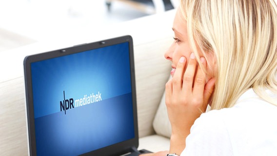 Junge Frau schaut auf ihren Laptop in die NDR Mediathek. (Montage) © Panther Media Foto: Yuri Arcurs