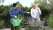 Samir Chawki und Thomas Balster stehen in einem Garten. © NDR Foto: Janis Röhlig