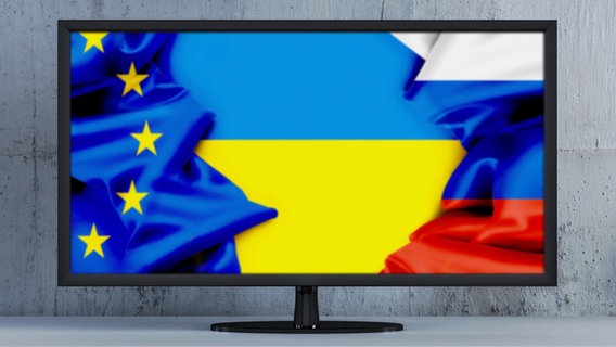 Ein Fernseher mit europäischer, ukrainischer und russischer Flagge. © fotolia.com Foto: Shutter81, DR