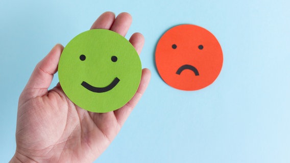 Ein lachender grüner und ein trauriger roter Smiley. © photocase Foto: Marie Maerz