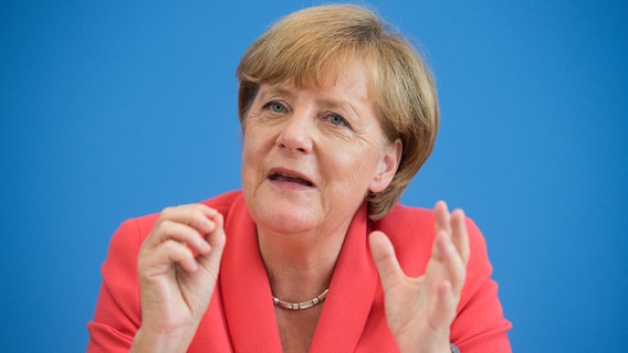 Bundeskanzlerin Angela Merkel (CDU) äußert sich am 31.08.2015 in Berlin auf einer Pressekonferenz zu aktuellen Themen der Innen- und Außenpolitik. © dpa-Bildfunk Foto: Bernd Von Jutrczenka