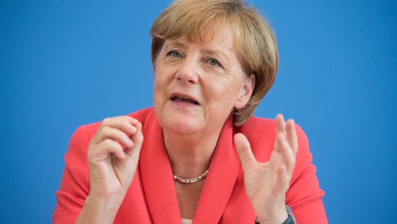 Bundeskanzlerin Angela Merkel (CDU) äußert sich am 31.08.2015 in Berlin auf einer Pressekonferenz zu aktuellen Themen der Innen- und Außenpolitik. © dpa-Bildfunk Foto: Bernd Von Jutrczenka