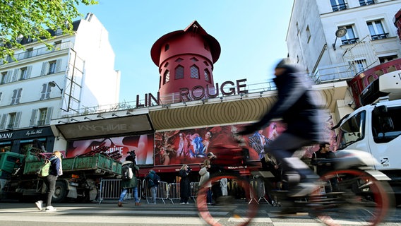 Das Pariser Wahrzeichen Moulin Rouge ohne Flügel © dpa/MAXPPP | Stéphane Geufroi 
