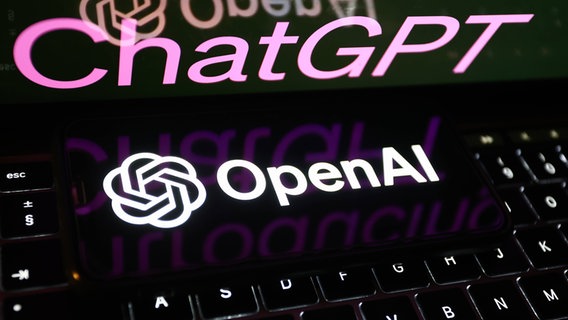 Eine Tastatur mit den Schriftzügen "ChatGPT" und "OpenAI" © IMAGO Foto: Jakub Porzycki