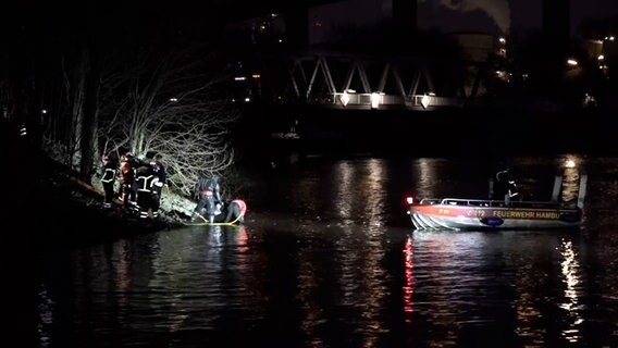 Einsatzkräfte der Feuerwehr bergen Leiche aus der Elbe © Nonstop News 