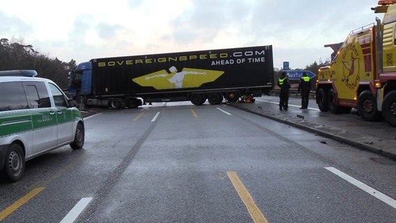 Ein LKW steht quer auf der Autobahn 7 nachdem er in eine Leitplanke gefahren ist. © Nonstop News 