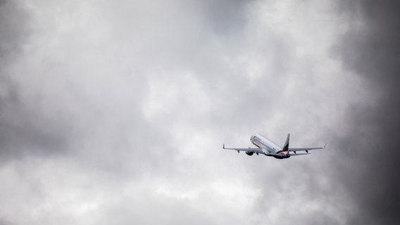 Ein Flugzeug hebt vor einem bewölkten Himmel ab. © dpa Foto: Philipp von Ditfurth