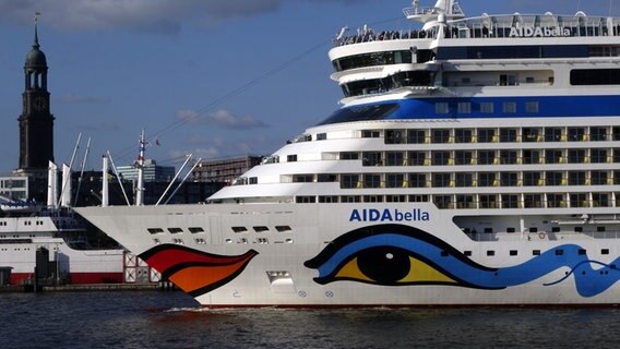 Das Kreuzfahrtschiff "AIDAbella" fährt am Hafen von Hamburg vorbei. (Archivfoto) © picture alliance/dpa Themendienst Foto: Andrea Warnecke