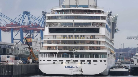 Das Kreuzfahrtschiff "AIDAbella" ist in Hamburg gegen eine Kaimauer gefahren und wurde dabei beschädigt. © picture alliance/dpa/TNN | Steven Hutchings Foto: Steven Hutchings