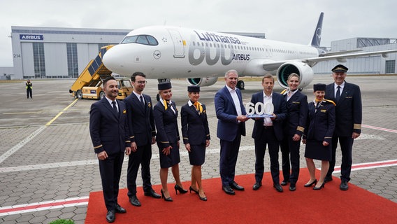 Vertreter von Airbus und Lufthansa bei der Übergabe des Airbus A321neo "Münster". Es ist die 600. Maschine von Airbus für die Lufthansa. © picture alliance / dpa Foto: Marcus Brandt