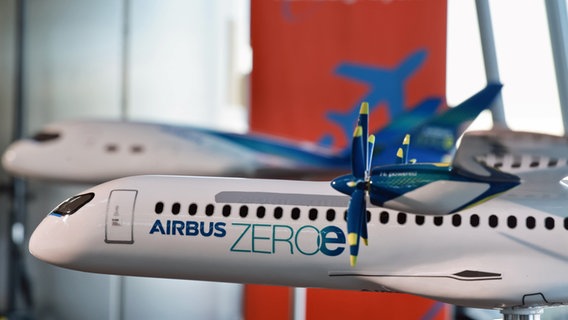 Ein Konzeptmodell eines Zero e Airbusses wird während einer Pressekonferenz zur Unterzeichnung des Kooperationsvertrages "Hydrogen Hub at Airports" zwischen dem Flughafen Hamburg und Airbus gezeigt. © picture alliance / dpa Foto: Ulrich Perrey