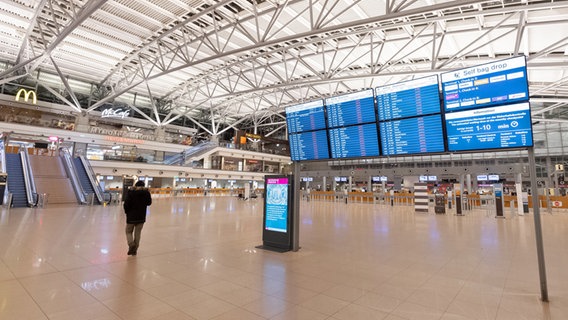 Warnstreik am Hamburger Flughafen: Das Terminal 1 ist fast menschenleer. © dpa Foto: Bodo Marks