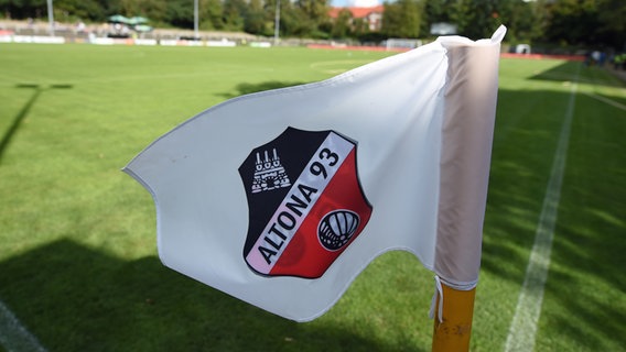 Die Flagge von Altona 93 an einer Eckfahne. © picture-alliance/dpa Foto: Christophe Gateau