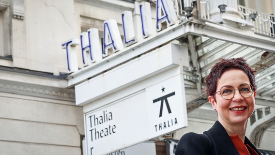 Sonja Anders steht vor dem Thalia Theater in Hamburg. © picture alliance / dpa Foto: Christian Charisius