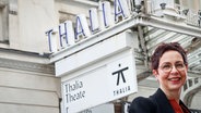 Sonja Anders steht vor dem Thalia Theater in Hamburg. © picture alliance / dpa Foto: Christian Charisius