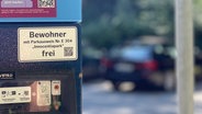 Ein Parkscheinautomat steht in einem Gebiet mit Bewohnerparken in Hamburg © NDR Foto: Alexander Heinz
