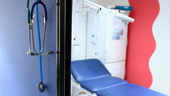 Stethoskope hängen im Behandlungszimmer einer Hausarztpraxis über einer Trennwand. © picture alliance/dpa/dpa-Zentralbild Foto: Sebastian Kahnert