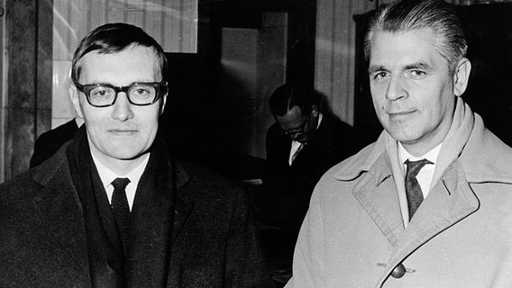 Rudolf Augstein nach seiner Haftentlassung mit Spiegel-Chefredakteur Conrad Ahlers Rudolf Augstein nach seiner Haftentlassung mit Spiegel-Chefredakteur Conrad Ahlers © dpa picture-alliance Foto: dpa picture-alliance