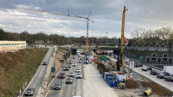 Blick auf die Autobahn 7 in Hamburg und die Brücke Behringstraße. © NDR Foto: Reinhard Postelt