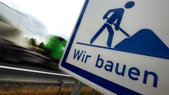Ein Baustellen-Hinweisschild an der Autobahn. © picture alliance / Arno Burgi Foto: Arno Burgi
