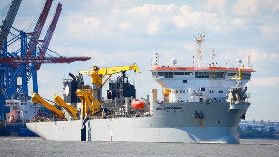 Das Arbeits- und Baggerschiff "Pedro Alvares Cabral" in der Elbe vor dem Containerterminal Burchardkai im Hamburger Hafen. © picture alliance / dpa Foto: Christian Charisius