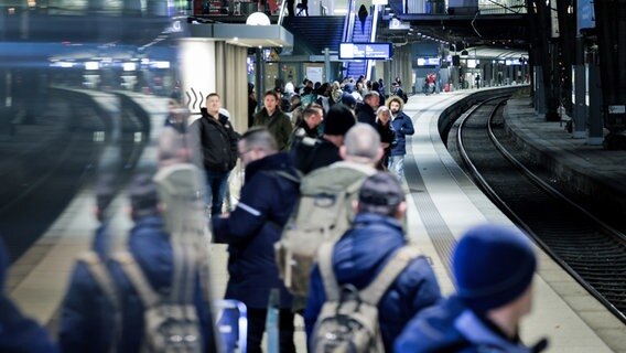 Reisende stehen an den Gleisen im Hamburger Hauptbahnhof und warten auf einen Zug. © picture alliance / dpa Foto: Christian Charisius
