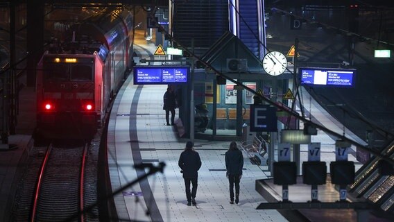 Ein Nahverkehrszug steht nach Streikbeginn im Hamburger Hauptbahnhof. © picture alliance/dpa Foto: Bodo Marks