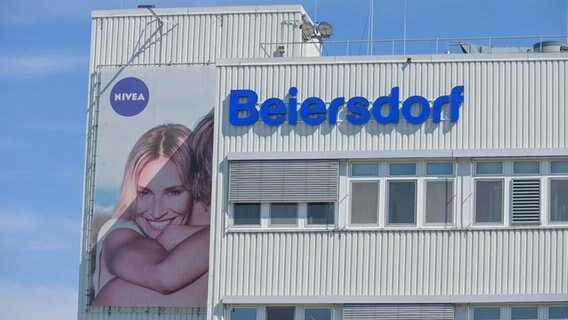 Ein Werbeplakat für Nivea hängt an einem Gebäude des Beiersdorf-Konzerns. © picture alliance / Schoening 