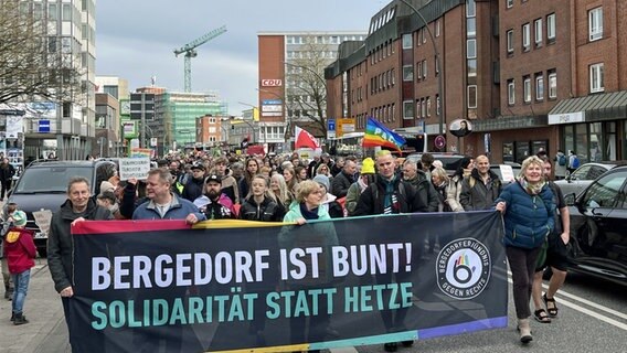 Eine Demonstration gegen Rechtsextremismus in Hamburg-Bergedorf. © NDR Foto: Ingmar Schmidt
